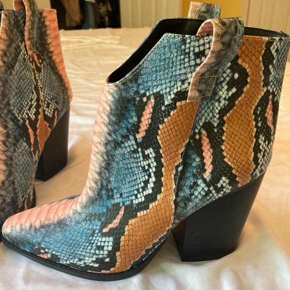 Gorgeous Faux Snake Skin Western Boots by QUPID